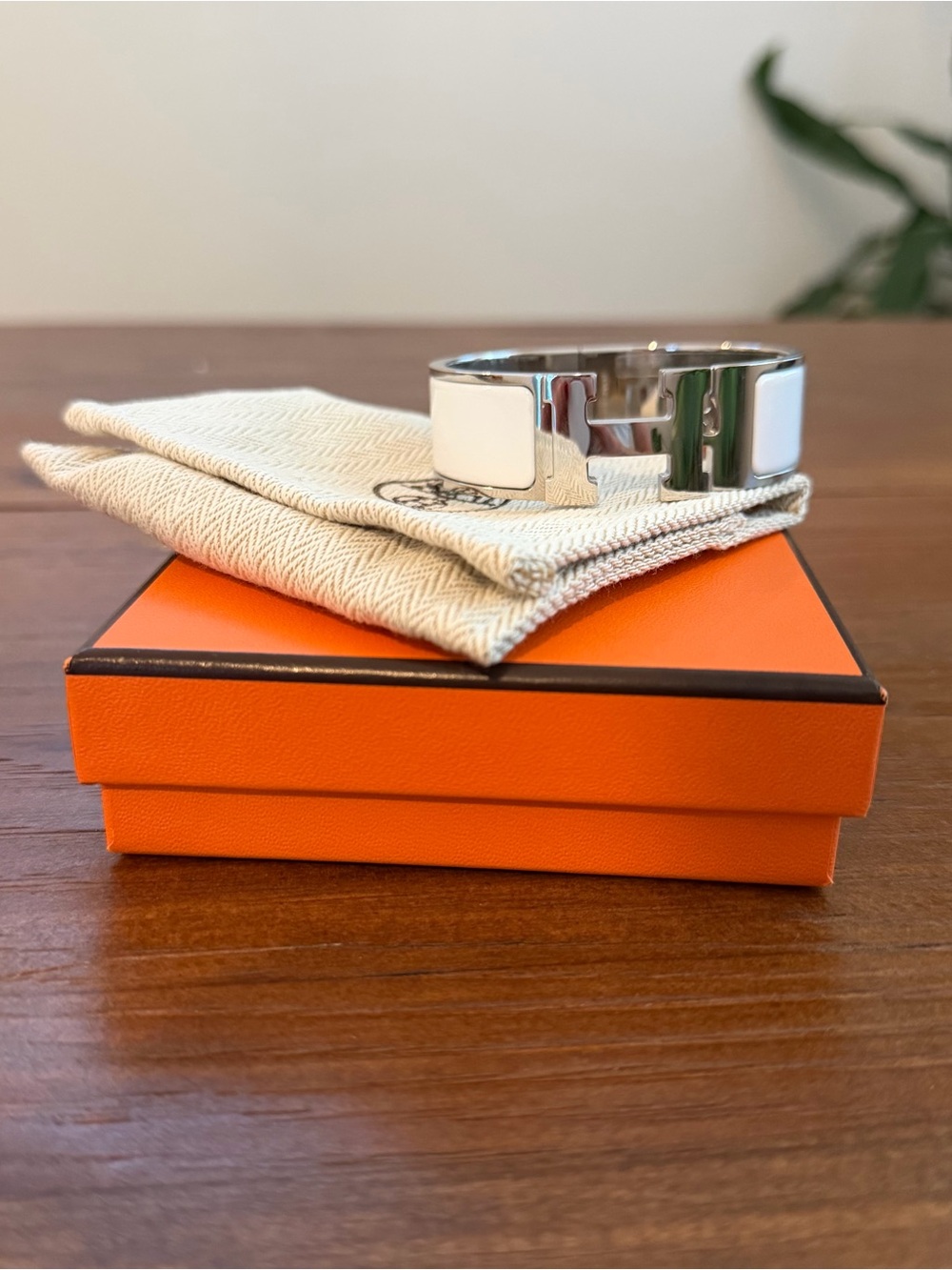 Hermès Clic Clac H Wide Bracelet White Enamel Silver - Picture 5 of 6